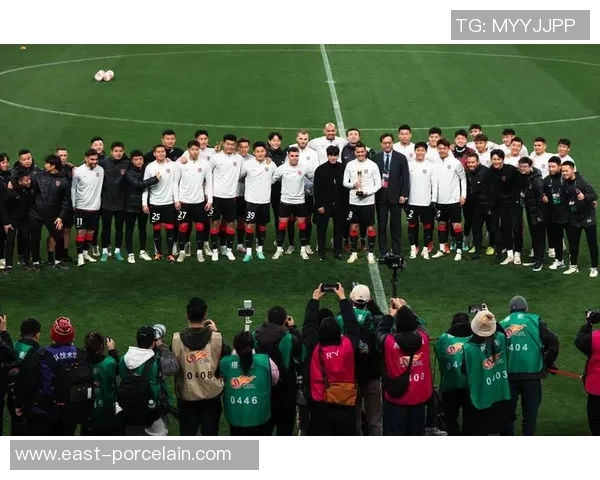 足球场上的兄弟情谊:明星球员之间的深厚友谊与默契合作 足球场上的兄弟情谊:明星球员之间的深厚友谊与默契合作