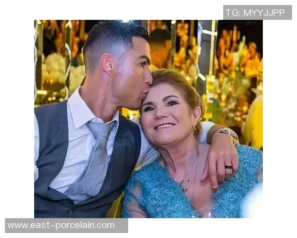 足球明星背后的力量:那些与母亲共同奋斗的感人故事 足球明星背后的力量:那些与母亲共同奋斗的感人故事