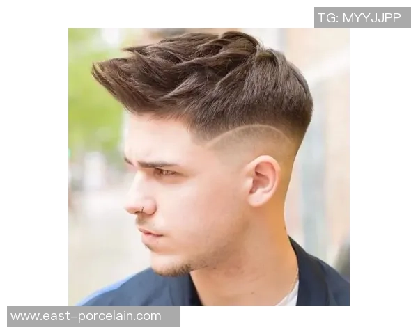 足球明星短发飞机头的魅力与风格解析让你领略球场外的时尚风采 足球明星短发飞机头的魅力与风格解析让你领略球场外的时尚风采